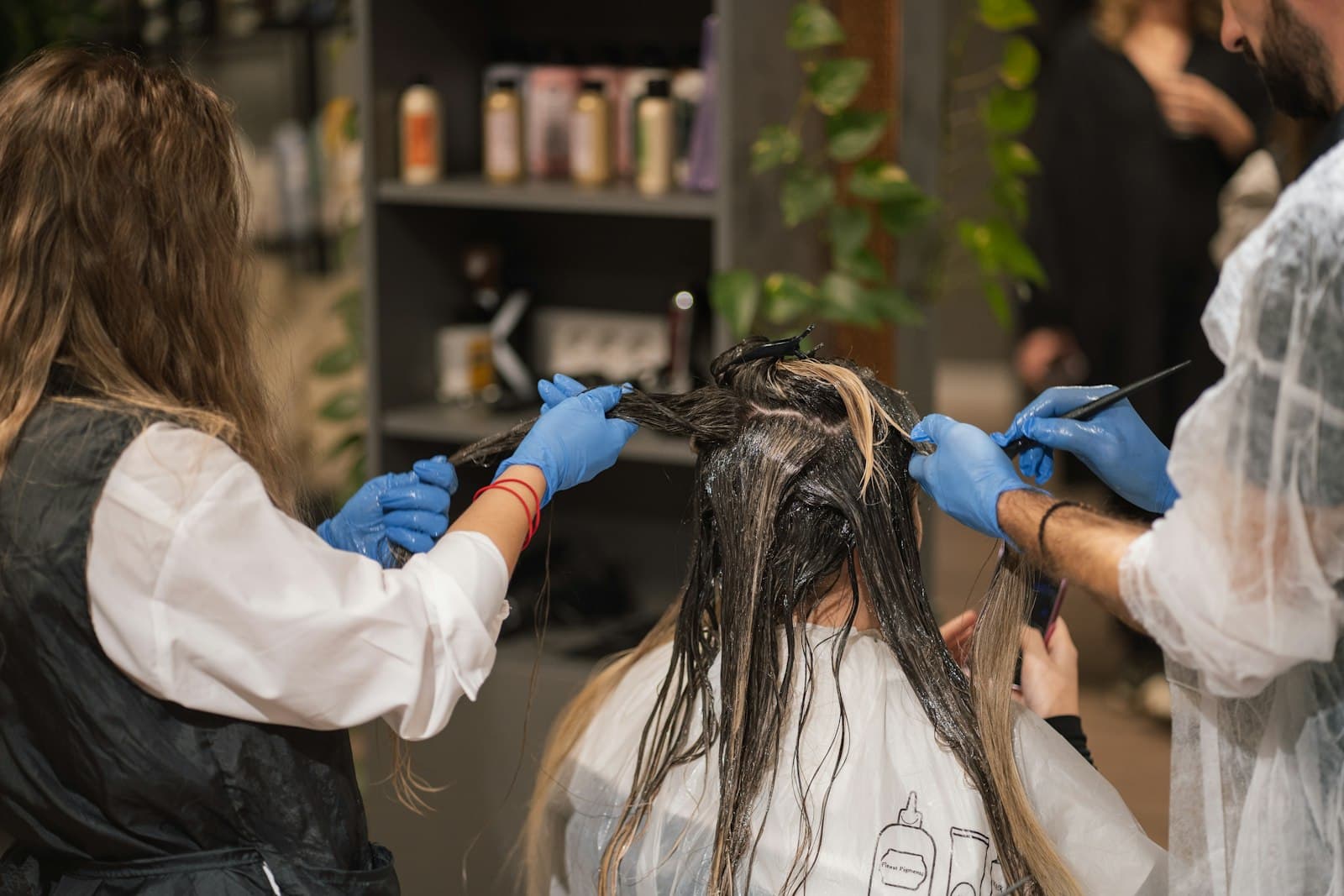 Coloração a ser aplicada no cabelo de uma cliente