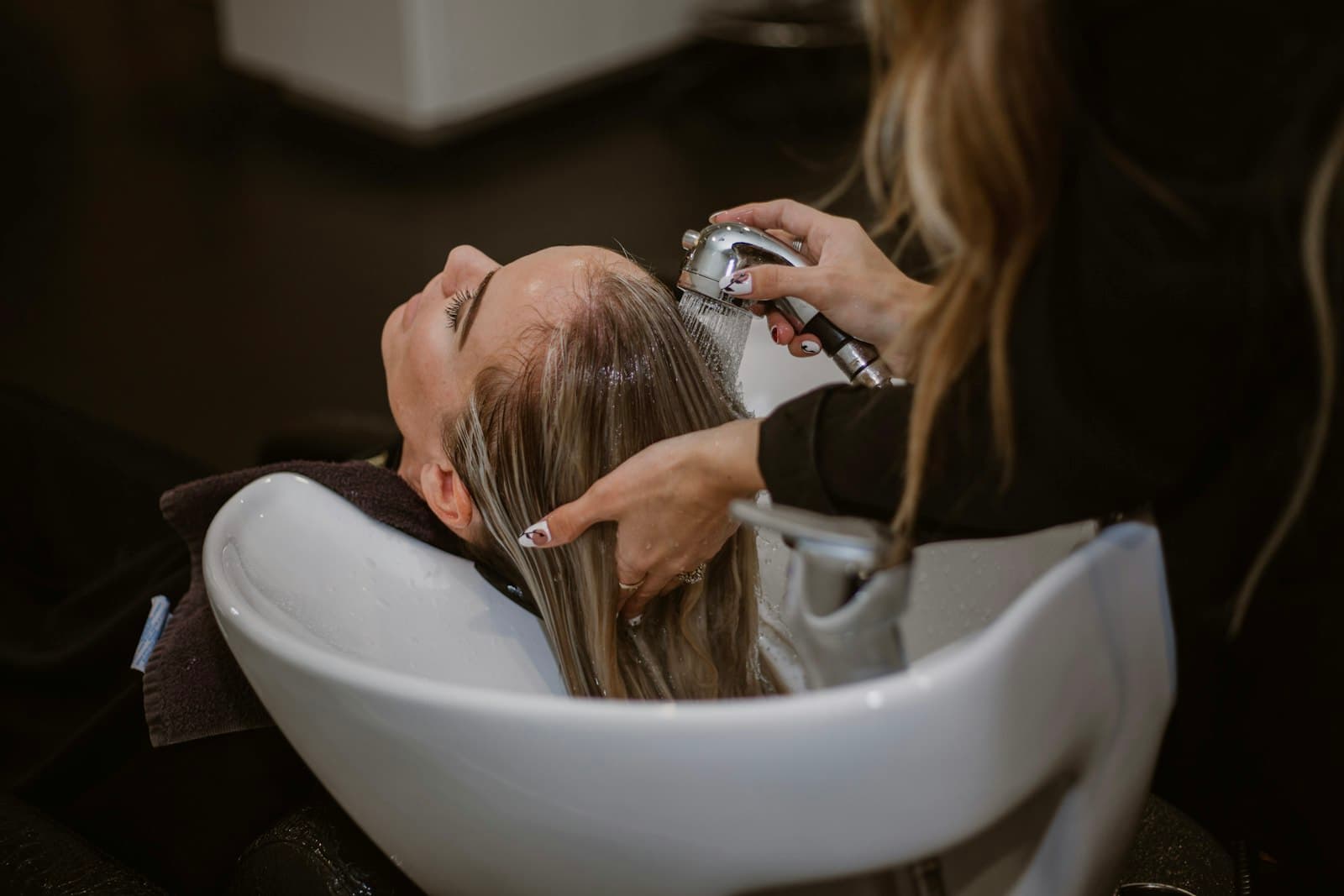 Cliente a cortar o cabelo com a cabeleireira