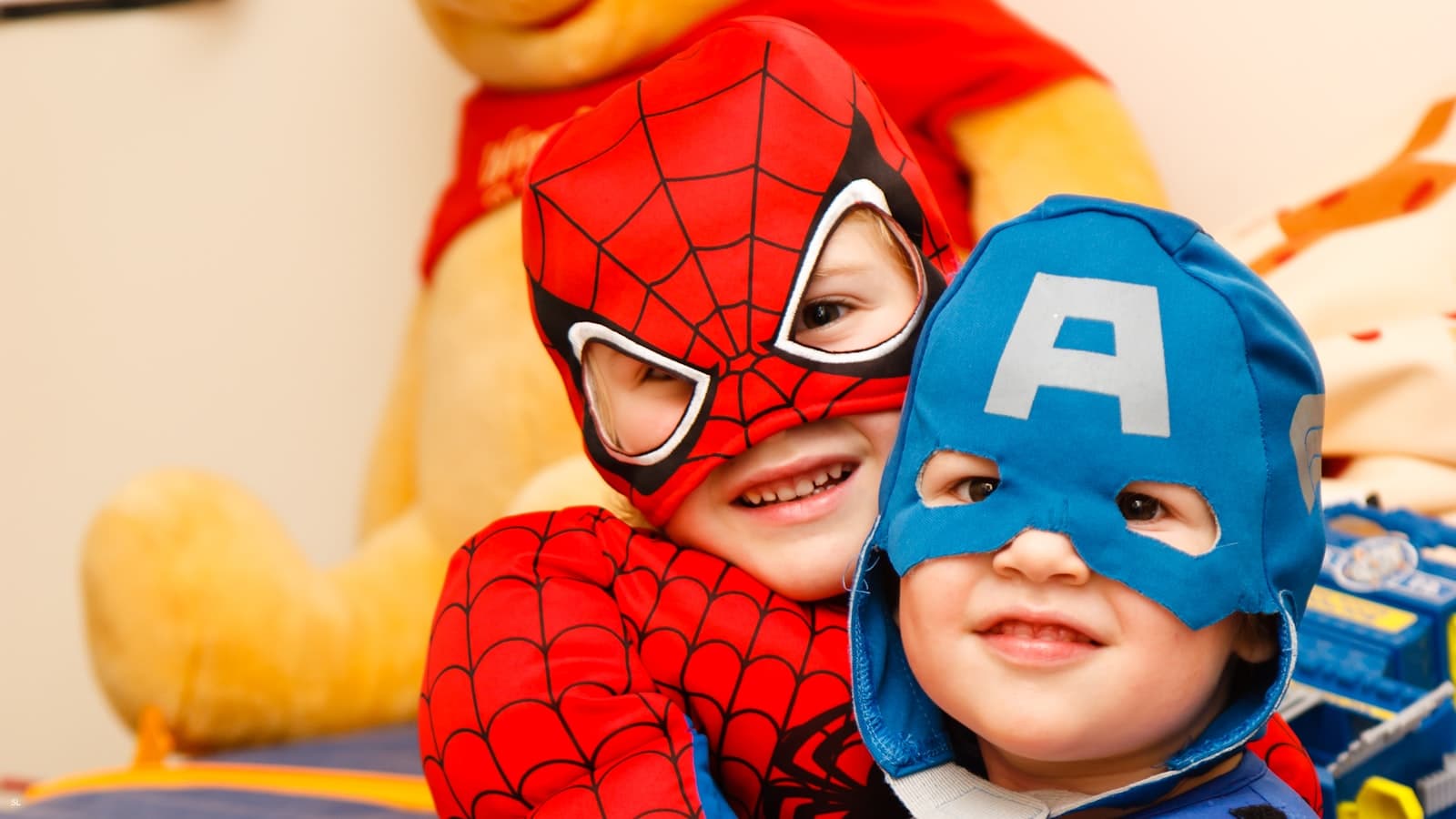 Crianças com fatos de super-heróis numa festa de aniversário