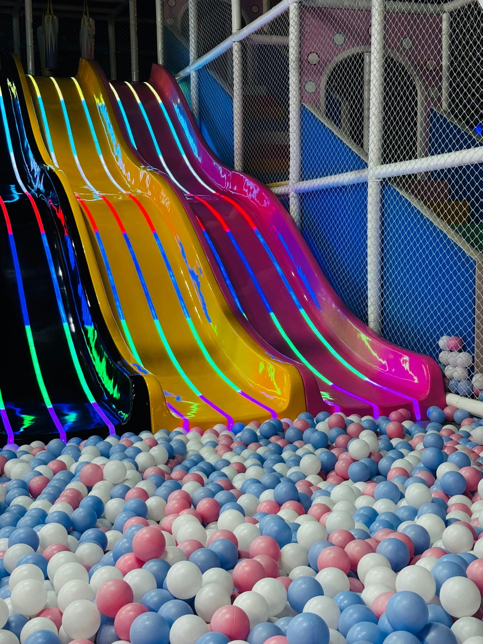 Escorregas coloridos sobre uma piscina de bolas