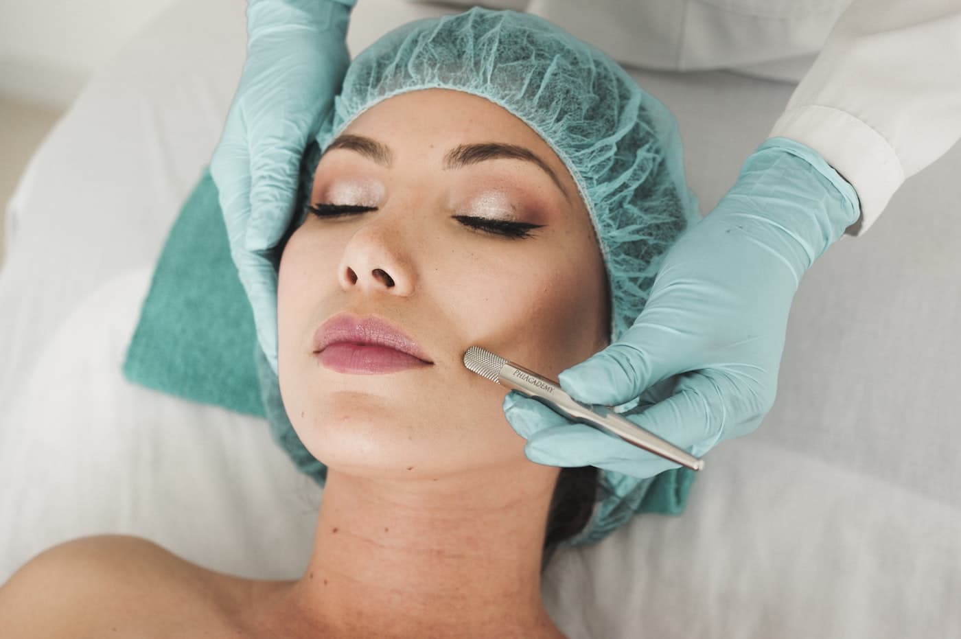 Cliente a receber um tratamento facial numa clínica de estética
