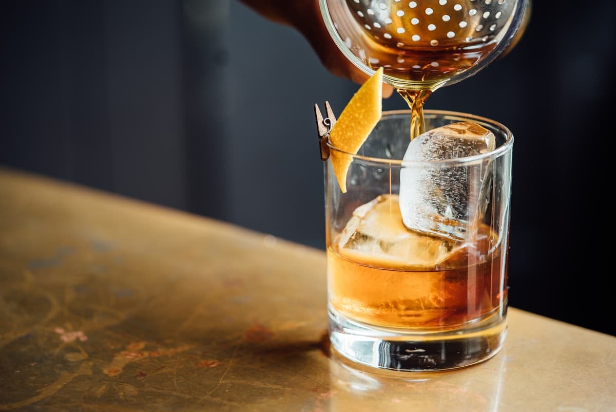 Cocktail a ser servido ao balcão de um bar