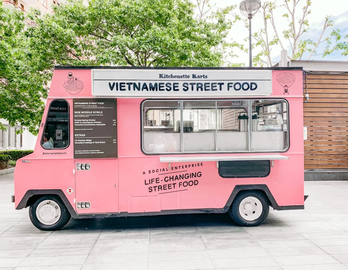 Food truck de comida de rua estacionado na rua