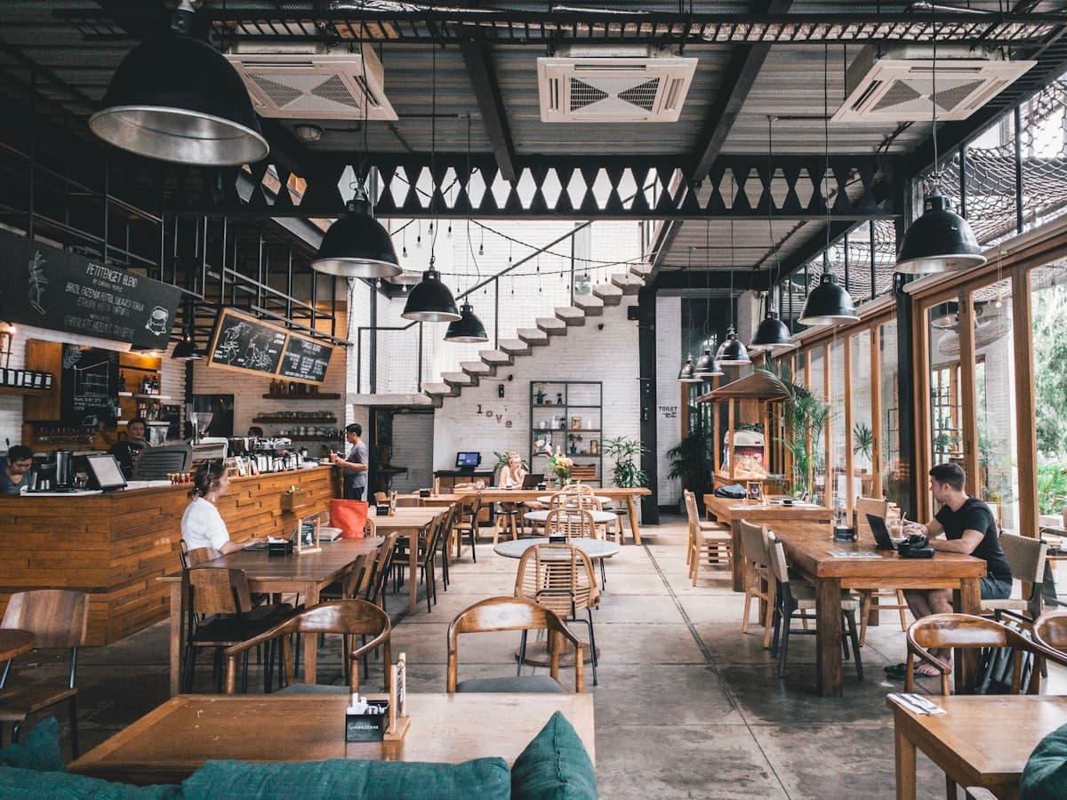 Sala de restaurante moderna ainda vazia, pronta a abrir