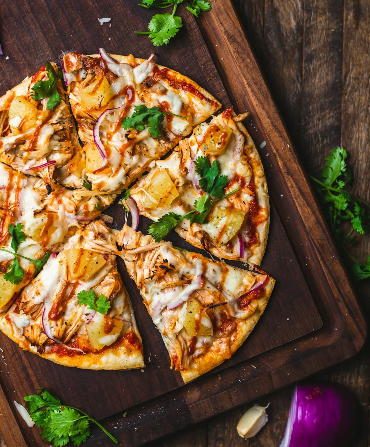 Pizza acabada de sair do forno numa tábua de madeira