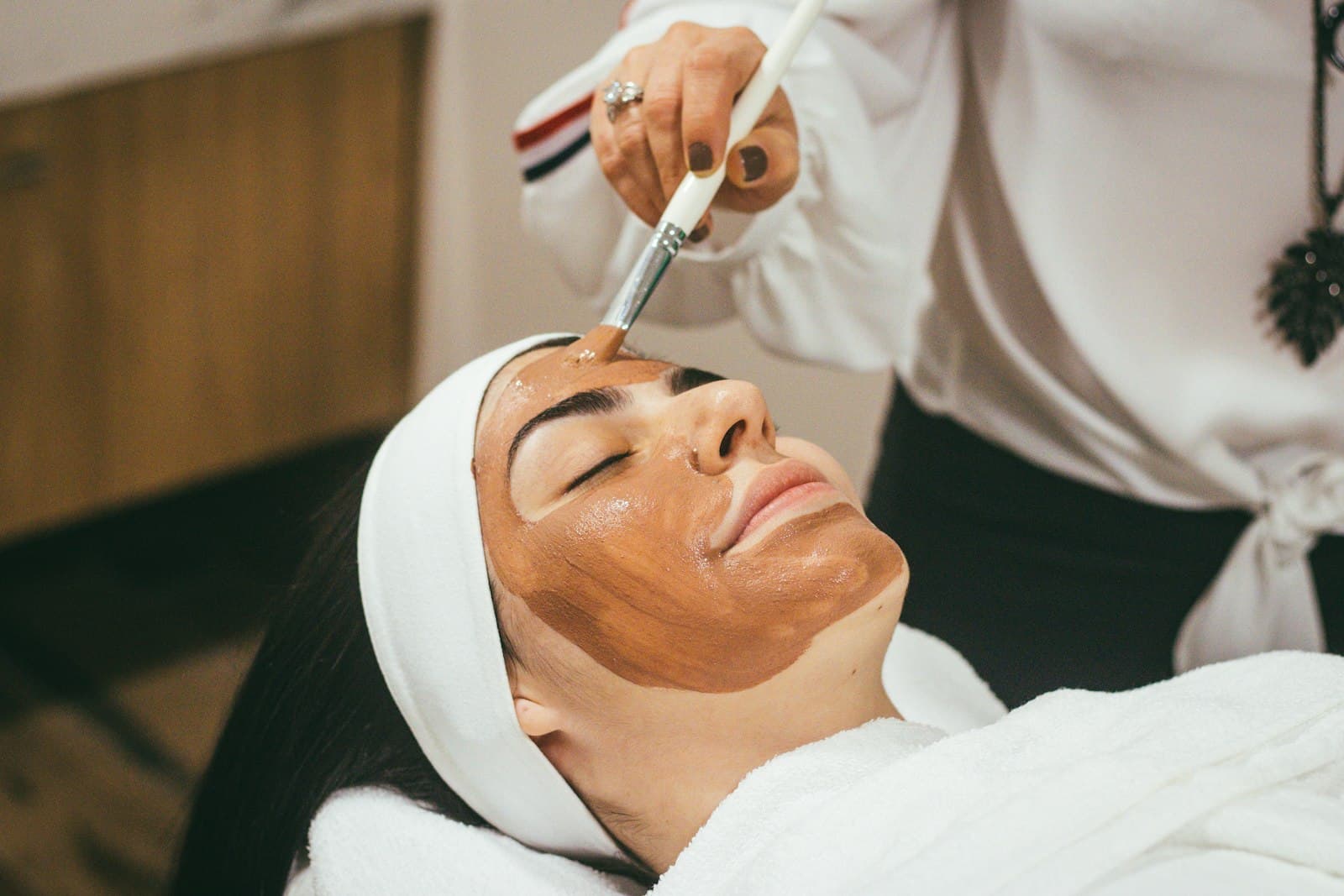 Tratamento de rosto num espaço de estética